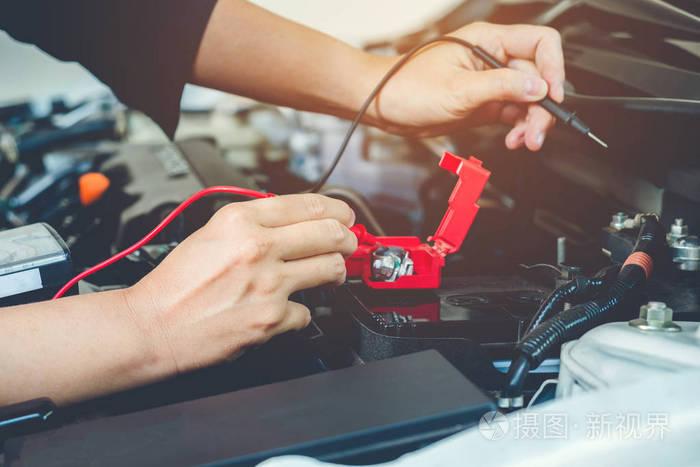 手检查蓄电池汽车修理工在汽车维修服务中的工作照片-正版商用图片107